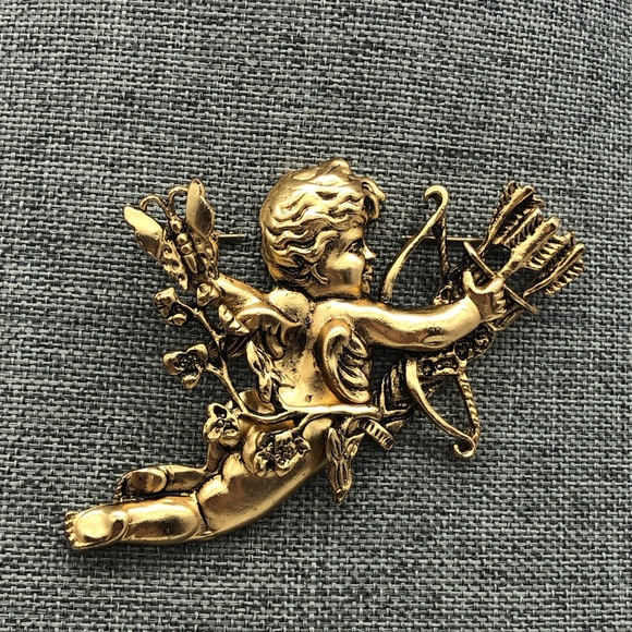 Kirks Folly in an Antique Gold Tone with C-Clasp. - Picture 2 of 3